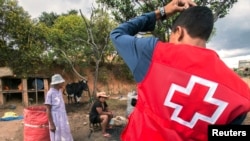 Les volontaires de la Croix-Rouge dans des villages à l'ouest d'Antananarivo, le 16 octobre 2017.