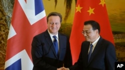 英國首相卡梅倫（左）與中國總理李克強在北京人民大會堂發表聲明後握手。（2013年12月2日資料照）