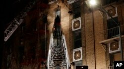 28일 미국 뉴욕 브롱크스 아파트 화재 현장에 소방관들이 출동했다.