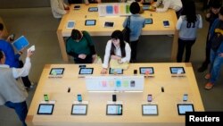顾客在北京三里屯苹果店里观看苹果手机 (资料照片)