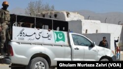 Cảnh sát Pakistan canh gác bên ngoài một trung tâm huấn luyện cảnh sát sau khi nơi này bị các chiến binh tấn công ở Quetta, Pakistan, ngày 25 tháng 10 năm 2016.