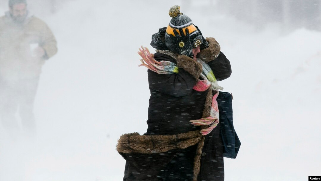 Una mujer lucha contra el viento y la nieve en Boston Massachusetts hace dos días.