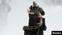 Una mujer lucha contra el viento y la nieve en Boston Massachusetts hace dos días.