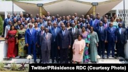 Président Félix Tshisekedi na bato 67 banso bazali na mbulamatari na ye ya yambo, nsima ya likita na bango lya yambo, na Cité ya Union africaine, Kinshasa, 13 septembre 2019. (Twitter/Présidence RDC)