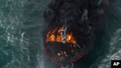 Photo aérienne de l'armée de l'air du Sri Lanka montrant le porte-conteneurs MV X-Press Pearl en flammes au large du port de Colombo, Sri Lanka, 26 mai 2021.