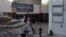 Sinh viên tụ tập tại Đại học Paris 1 Panthéon-Sorbonne ở Paris, Pháp, ngày 17/9/2020. 