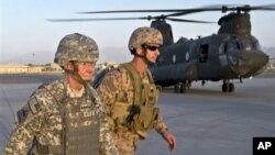 20일 공격이 있기 전, 카불 국제 공항에서 탑승을 준비하는 마틴 뎀시 미 합참의장(왼쪽).