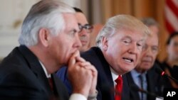 Menlu AS Rex Tillerson dan Presiden Donald Trump dalam pertemuan dengan Presiden China Xi Jinping di Mar-a-Lago, Florida, 7 April lalu (foto: dok).