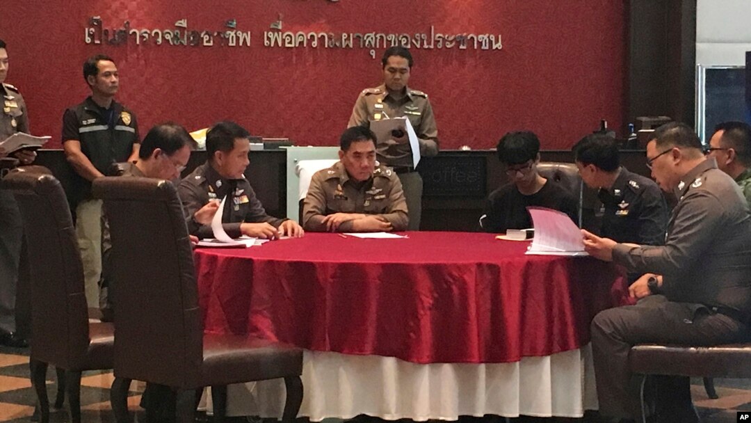 Natdanai Kongdee (tiga dari kanan) sedang diinterogasi di markas besar kepolisian Thailand di Bangkok,26 Desember 2016. (AP Photo/Tassanee Vejpongsa)