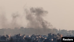 El humo se eleva en el norte de Gaza, en medio del conflicto en curso entre Israel y Hamás, visto desde Israel, el 10 de octubre de 2024. REUTERS/Amir Cohen