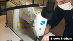 미국 의류업체 ‘브룩스 브라더스’가 지난달 홈페이지를 통해 자사의 셔츠 공장 등에서 하루 최대 15만 개의 마스크를 생산하고 있다고 발표했다. 사진 출처: Brooks Brothers