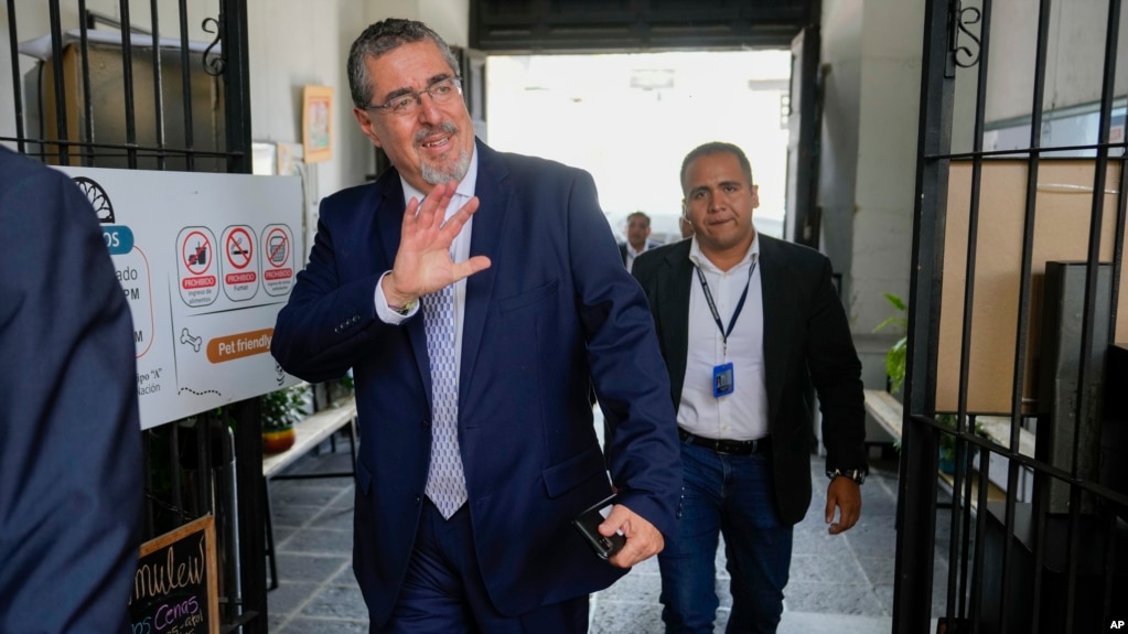 El presidente electo Bernardo Arévalo llega a una conferencia de prensa en la ciudad de Guatemala, el viernes 1 de septiembre de 2023. (Foto AP/Moises Castillo)