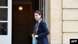 法国卫生部长布赞星期六（2月8日）抵达一家酒店，出席有关新冠病毒的记者会。