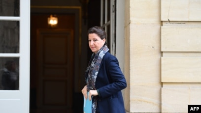 法国卫生部长布赞星期六（2月8日）抵达一家酒店，出席有关新冠病毒的记者会。