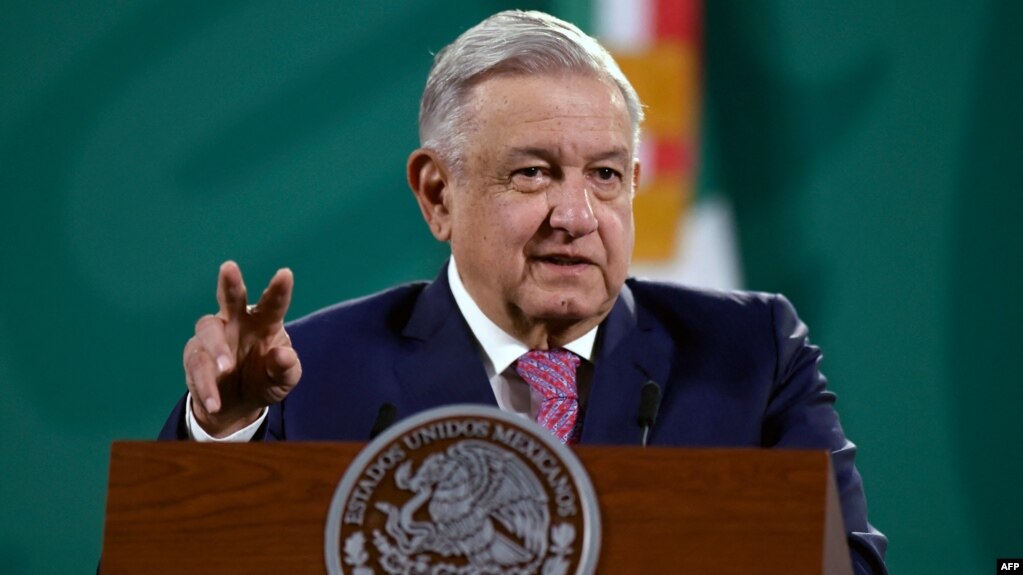 资料照片：墨西哥总统奥夫拉多尔在例行记者会上（2021年2月8日）