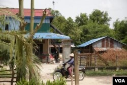 A villager’s house in Bati commune, whose owner uses solar power amid the the shortage of electricity, June 17, 2017. (Sun Narin/VOA Khmer)