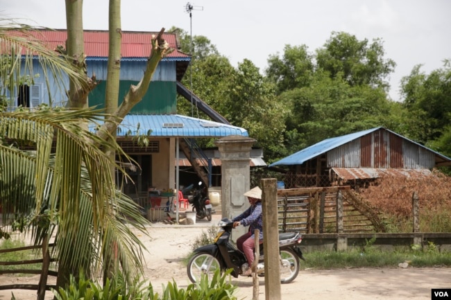 A villager’s house in Bati commune, whose owner uses solar power amid the the shortage of electricity, June 17, 2017. (Sun Narin/VOA Khmer)