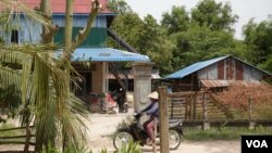 A house in Bati commune is using solar power due to shortage of electricity, Svay Rieng province, Cambodia, June 17, 2017. (Sun Narin/VOA Khmer) 