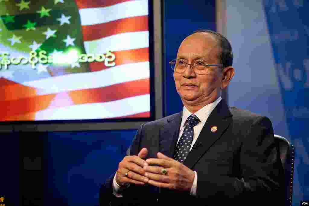 Presiden Burma Thein Sein menghadiri pertemuan ala balai kota di kantor Voice of America, Washington (19/5). (VOA/Alison Klein)