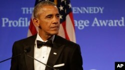 El expresidente Barack Obama habla durante la ceremonia de entrega del el premio John F. Kennedy Perfil de Coraje de 2017 en la biblioteca presidencial de JFK en Boston.