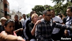 La fiscal Luisa Ortega huye en una moto para evitar ser arrestada por la fuerza pública.