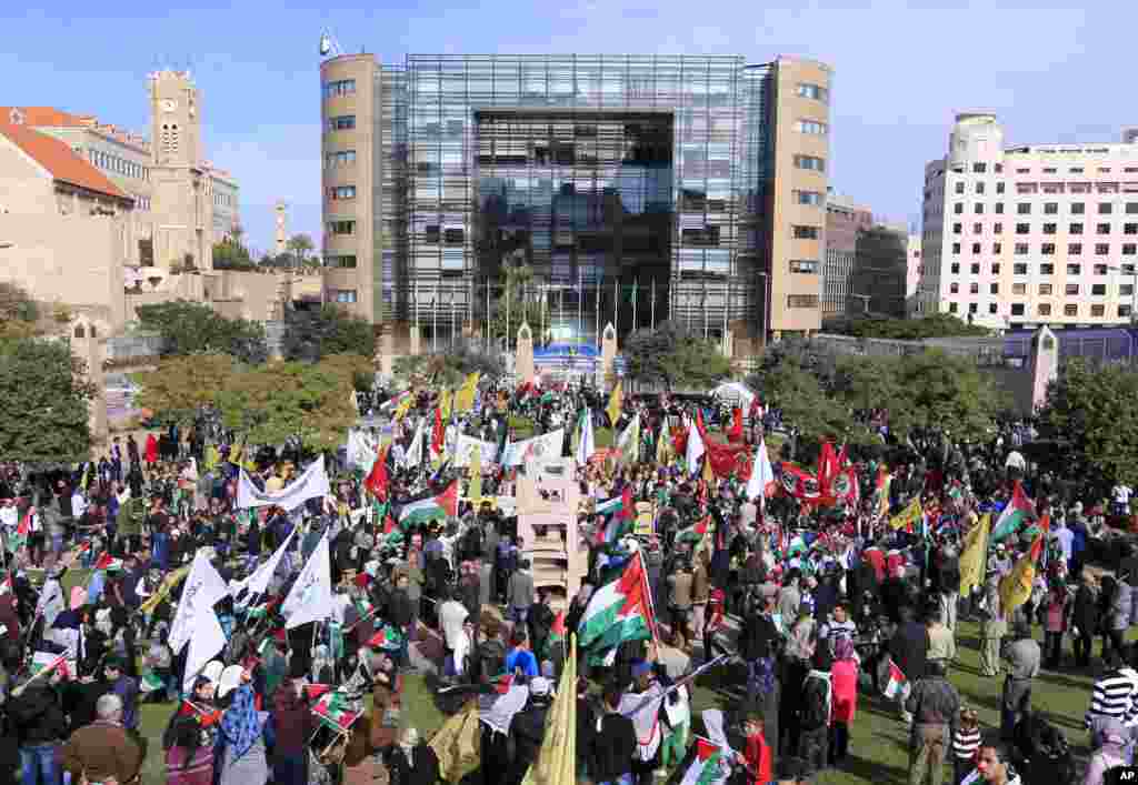 Thousands of Palestinian refugees gather in front U.N.headquarters in Beirut, Lebanon, to support the Palestinian U.N. bid for observer state status, November 29, 2012.