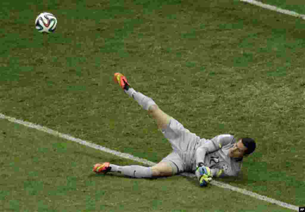 Brazil's goalkeeper Julio Cesar saves a shot during the World Cup third-place soccer match between Brazil and the Netherlands at the Estadio Nacional in Brasilia, Brazil, Saturday, July 12, 2014. (AP Photo/Themba Hadebe)
