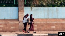 Dua perempuan berjalan di ibukota Khartoum, Sudan, 27 Agustus 2019. (Foto: dok).