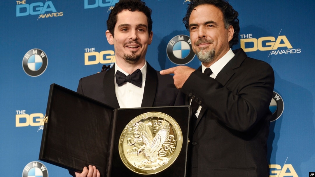 Damien Chazelle (kiri), sutradara "La La Land" merayakan kemenangannya pada malam penghargaan tahunan untuk sutradara "DGA Awards" ke-69 di Beverly Hilton, 4 Februari 2017, di Beverly Hills, California, bersama presenter Alejandro Gonzalez Inarritu. (Photo by Chris Pizzello/Invision/AP). 
