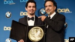 Damien Chazelle (kiri), sutradara "La La Land" merayakan kemenangannya pada malam penghargaan tahunan untuk sutradara "DGA Awards" ke-69 di Beverly Hilton, 4 Februari 2017, di Beverly Hills, California, bersama presenter Alejandro Gonzalez Inarritu. (Photo by Chris Pizzello/Invision/AP). 