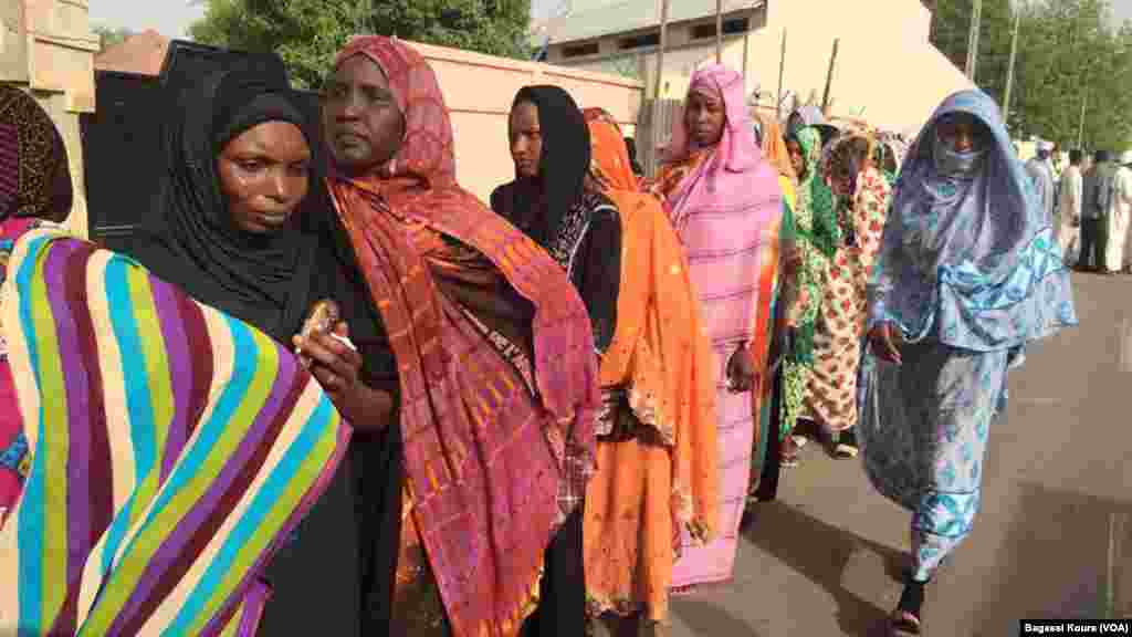 Longues files d&#39;attente devant les bureaux de vote, parfois jusque dans la rue,&nbsp;ici à N&#39;Djamena, Tchad, 10 avril 2016. (VOA/Bagassi Koura)