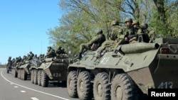 Tentara Rusia berkendaraan lapis baja di kota Belgorod dekat perbatasan Rusia-Ukraina, 15 April 2014 (Foto: dok).