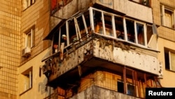 Жилое здание с балконом, поврежденным в результате российского ракетного удара. Киев, 30 июня 2024 г.