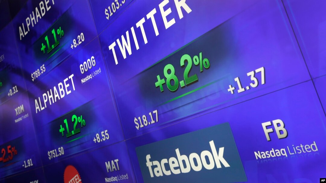 Layar elektronik menampilkan harga saham Alphabet, Twitter dan Facebook stock, 1 Februari 2016, di bursa saham Nasdaq di New York.