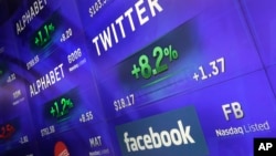 Layar elektronik menampilkan harga saham Alphabet, Twitter dan Facebook stock, 1 Februari 2016, di bursa saham Nasdaq di New York.