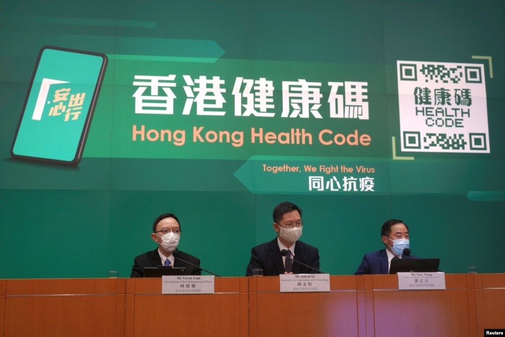 香港政府官员召开记者会推出手机app“香港健康码”。（2021年12月2日）(photo:VOA)
