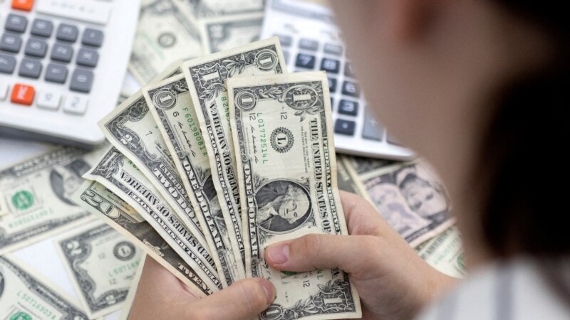 El dólar baja luego de informe de empleo en EEUU