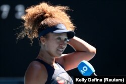 Naomi Osaka est interviewée après avoir remporté son match de demi-finale contre Serena Williams.