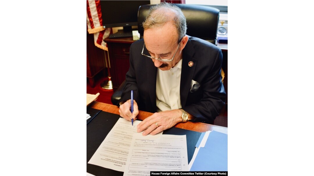 Ketua Komisi Luar Negeri Kongres AS Eliot Engel menandatangani pemanggilan Perwakilan Khusus AS untuk Rekonsiliasi Afghanistan, Zalmay Khalilzad. (Foto: Twitter Komisi Luar Negeri Kongres AS)
