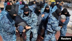در جریان اعتراضات بیش از یک هفته، قوای قزاقستان نزدیک به ۱۲ هزار معترض را در آن کشور توقیف کرده است