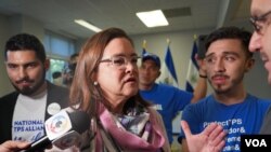 La canciller de El Salvador, Alexandra Hill, habla con activistas que piden la extensión del TPS para los salvadoreños en Estados Unidos.