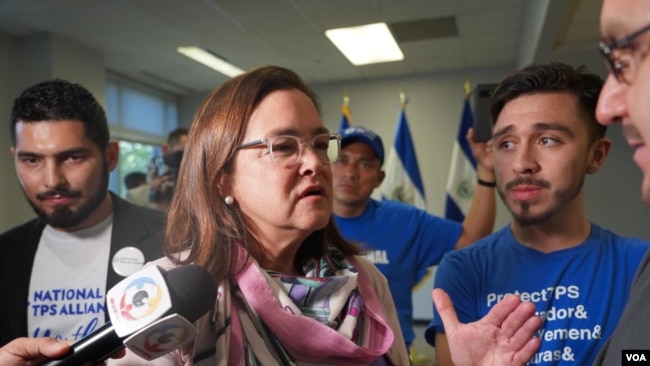 La canciller de El Salvador, Alexandra Hill, habla con activistas que piden la extensión del TPS para los salvadoreños en Estados Unidos.