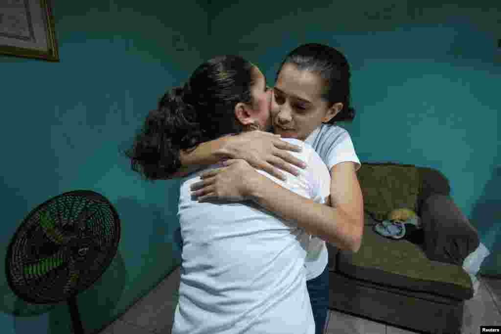 Neyma Elizabeth Hernández, miembro del movimiento opositor Unidad Nacional Azul y Blanco (UNAB), es abrazada por su madre después de salir de prisión, en Managua, Nicaragua, el 30 de diciembre de 2019. (Foto de Reuters)