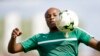 Andre Ayew contrôle le ballon lors d'une session d'entraînement au stade de Sogara, à Port-Gentil, Gabon, le 24 janvier 2017.