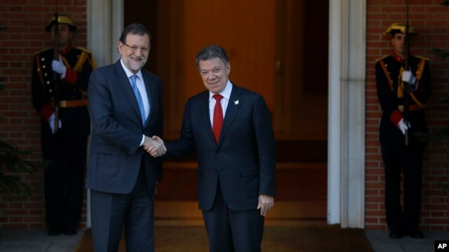 El presidente colombiano, Juan Manuel Santos, derecha, visitó este miércoles al presidente del gobierno español, Mariano Rajoy, izq., en señal de agradecimiento.