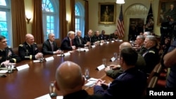 도널드 트럼프 미국 대통령이 5일 백악관에서 군 수뇌부와 만났다.
