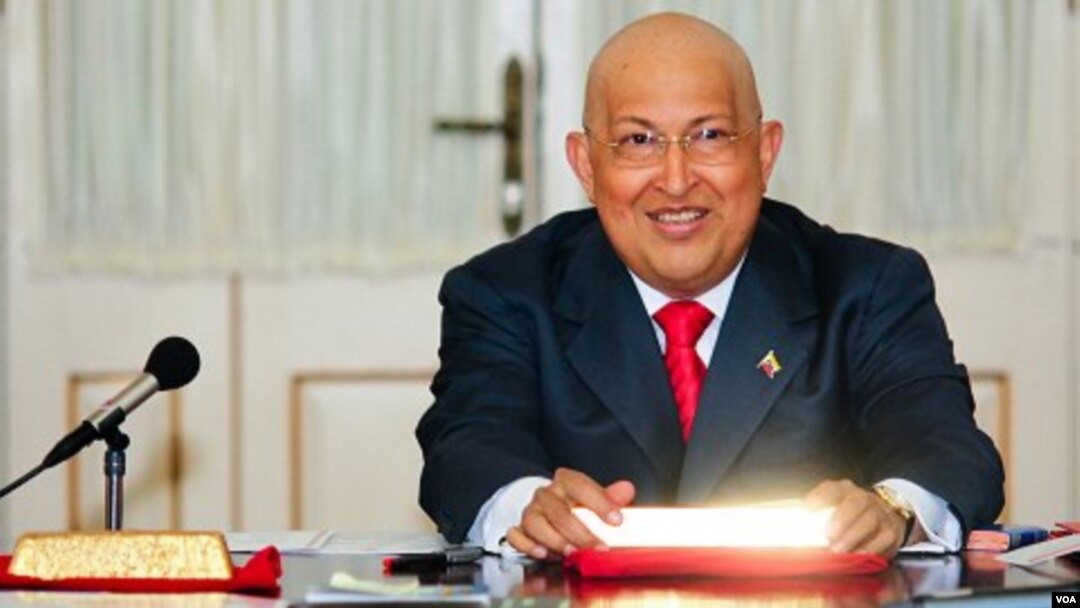 Presiden Venezuela Hugo Chavez tersenyum saat memegang kepingan emas pasca penandatanganan industri pertambangan emas di Miradlores, Caracas (23/8).