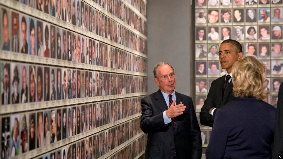 Presiden AS Barack Obama dan mantan Menlu Hillary Rodham Clinton (kanan) mendapat penjelasan dari Michael Bloomberg saat melakukan tour di Museum Peringatan 11 September di New York (15/5). 