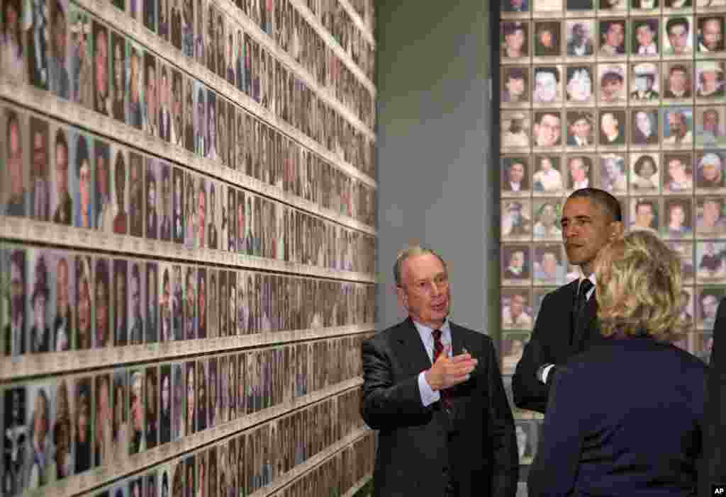 Presiden Obama, mantan walikota New York City Michael Bloomberg dan mantan Menteri Luar Negeri Hillary Rodham Clinton, di bangsal peringatan Museum Peringatan Nasional 11 September, New York City (15/5). (AP/Carolyn Kaster)