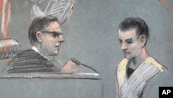 资料图片：法庭素描画显示被控泄露国家安全机密的国民警卫队员特谢拉(右)在波士顿的联邦法院出庭。(2023年4月14日)